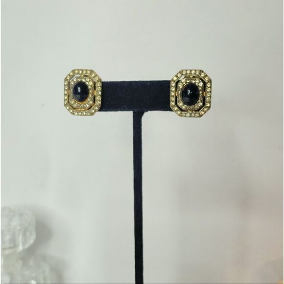 Classic gold onyx cabochon vintage clip on earrings - Picture 1 of 9